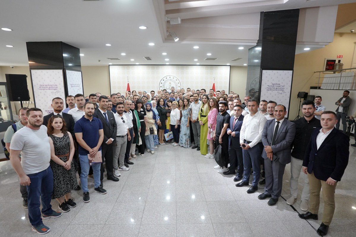 Sayın bakanım <a href="/Yusuf__Tekin/">Yusuf Tekin</a> "Öğretmenler Odası" programında buluşmuştuk.O gün bizlerle çok güzel hasbihal ettiniz.Derdimize ortak oldunuz. Oğlumu bile dinlediniz.Ailelerimize kavuşturun bizi dedik.Çocukları çok seven birisiniz.Bizi anlayacağınıza inanıyorum.#CbKadrodaAileSözü