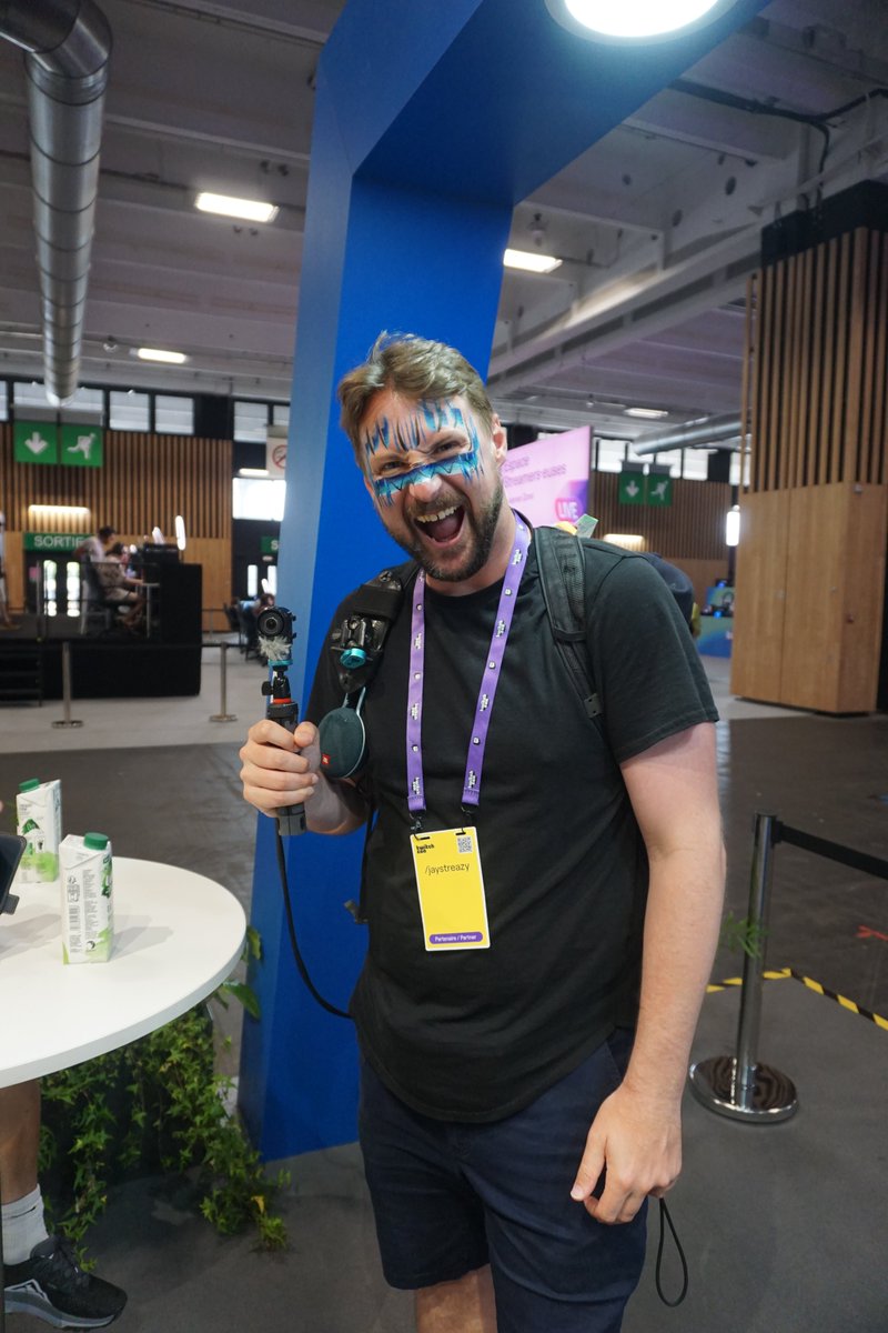 StreamElements's tweet photo. Shoutout to all the IRL streamers who dropped by our TwitchCon Paris booth! 🇫🇷 🥐

Many are not pictured here, but we love you all! 💙 https://t.co/6FAVpp5533