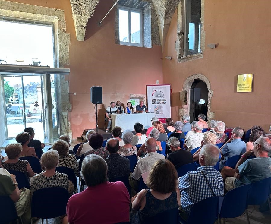 🎉Festa del Quadre #Torredembarra #QuadreTdb 👉🏼 conferència 'Del Ball de Santa Rosalia a Santa i Rosalia, de Franco Scaldati', amb Josep Bargalló, Alessandra Leone i Totò Pizzillo, avui, al Pati del Castell.

Demà, lectura dramatitzada 🔗 ow.ly/ykWy50P9TnU

📷 Anna F.