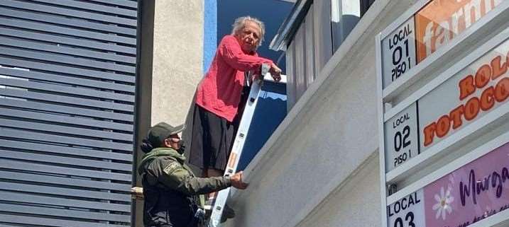 JhanisseVDaza's tweet photo. 🌟👵🏼 This brave 84-year-old woman and her current one-person-strike✊🏼 is now one of the biggest threats to the Luis Arce regime in Bolivia. Amparo Carvajal is a 84-year-old human rights defender 🌍🤝 with a long history of protecting other human rights defenders and standing up to dictatorships in Latin America. She is also the president of one of the last human rights organizations in Bolivia, the Permanent Assembly on Human Rights (APDHB), whose offices were forcibly taken by pro-government groups on June 2. Since then, Amparo has held a strike outside the building's doors and yesterday, using a borrowed staircase, she managed to climb to the roof of the building where she is now continuing her protest📣🏢. She was being denied access to water & food, and although yesterday members of @RiosDePie managed to get some food to reach her, we are still worried about her health and safety as she remains surrounded by over a dozen police men who deny other activists to reach her with food or support. 🙏🏼🚱👮🏻‍♂️ 

(Image from ANF news agency)

#DerechosHumanos #RiosDePie #AmparoCarvajal #Bolivia