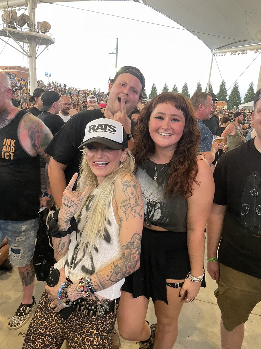 emmafast4's tweet photo. @royalandtheserp is the freaking coolest and was just hangin out in the pit during bmth’s set. punk rock🤘🏼 

you were so amazing. thank you so much for the picture🥹🖤 https://t.co/5XFmm0RAl8