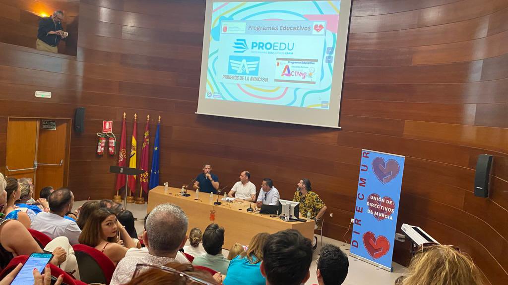 Más de 130 docentes (directores, jefes de estudios y secretarios) reunidos en las I Jornadas de Bienvenida a Equipos Directivos. La educación en la @educarm tiene mucho futuro. Gracias por el apoyo a <a href="/VictorMarinNav/">Víctor Marín Navarro</a> <a href="/mcbalsas/">Mari Carmen Balsas Ramón</a> y Belen López, concejal del <a href="/AytoMurcia/">Ayuntamiento de Murcia</a>