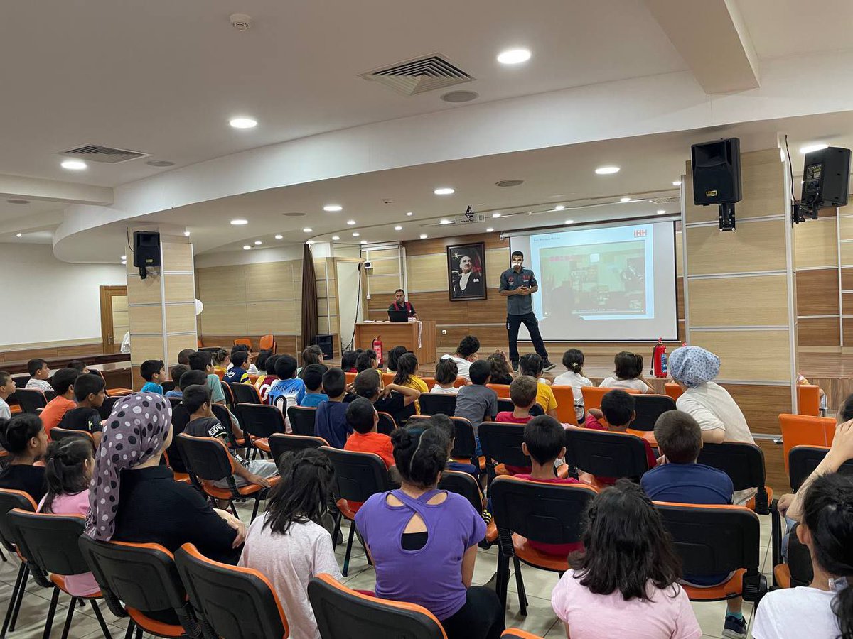 📌 Eğitim
🗓 11 Temmuz
📝 Bahçelievler şehzade Çocuk Esirgeme kurumundaki çocuklara yangın eğitimi tahliye ve kontrollü olarak tsc yangın söndürme tüpü uygulamalı olarak yaptırıldı. Ve Arama Kurtarma Köpeğimiz Era angel tanıtıldı ufak bir gösteri yapıldı