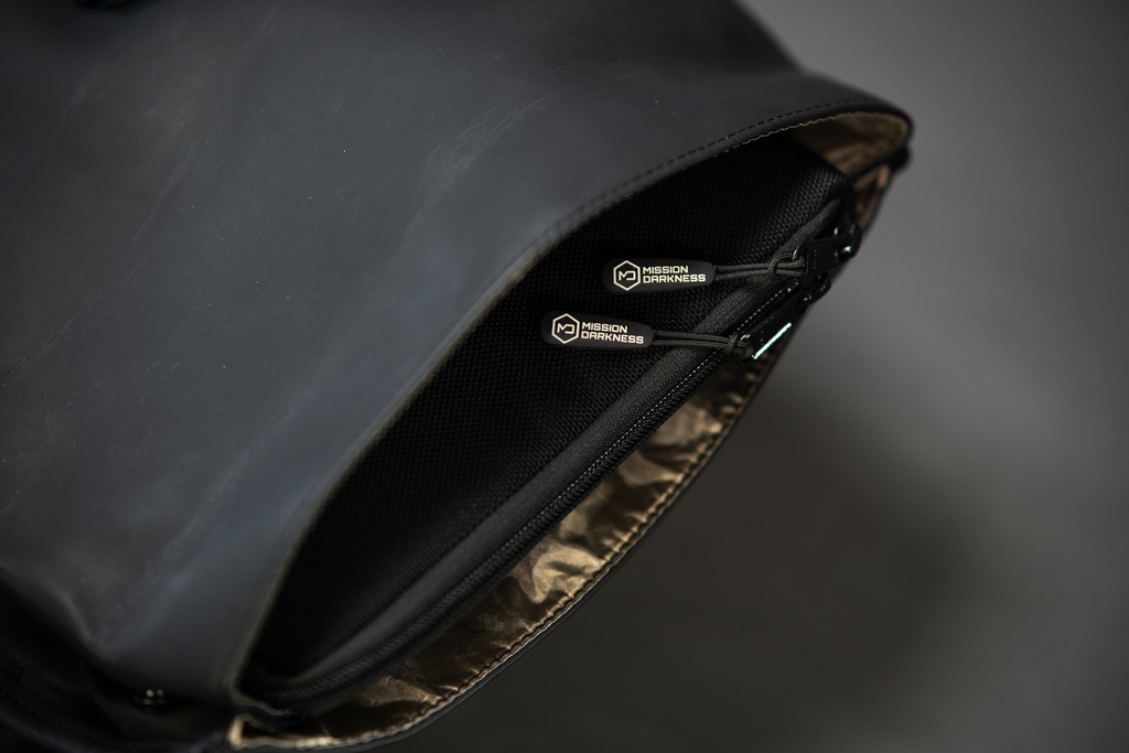 MissionDarkness's tweet image. Outshine the shadows, secure your silence.🕵️‍♂️💼 Mission Darkness Faraday bags: The fortresses in your pocket against the digital predators. We are the invisible shield. Your peace, our mission. #CyberSecurity #StaySafeInStyle