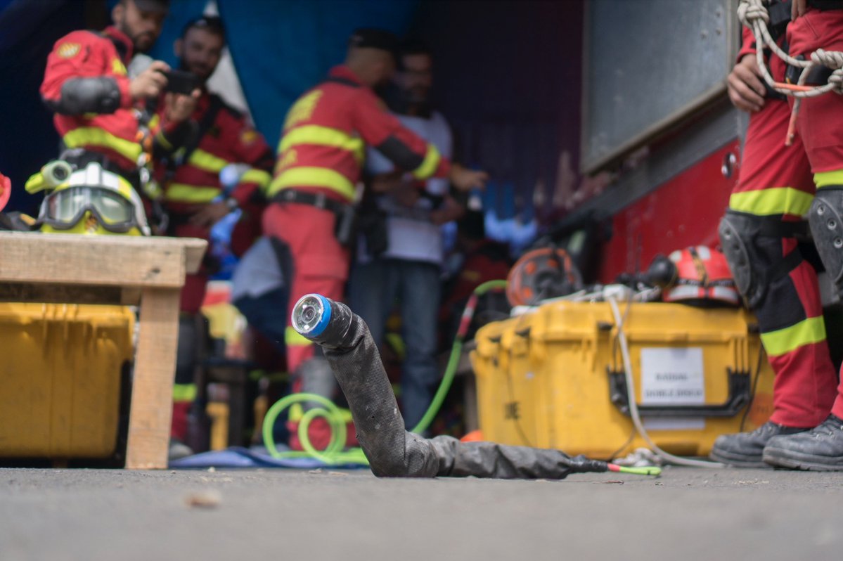 cmubiorobotics's tweet photo. Our iconic modular snake robots are ideal for navigating tough terrains and hard to explore locations.  Due to their internal degrees of freedom, they can perform locomotion capabilities that go beyond that of wheeled and legged robots.

https://t.co/3aQaHP3d5p https://t.co/AslA7kX3xx