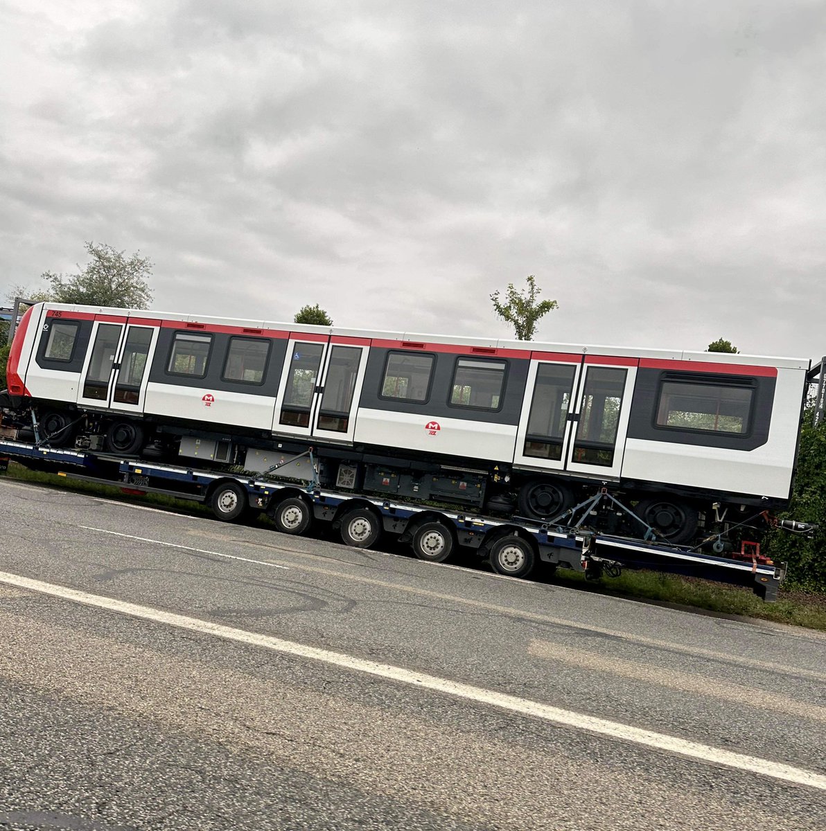 MathiasHb's tweet photo. đUne rame de mĂ©tro @TCL_SYTRAL sur la route ?
â
Oui ! La livraison dâune nouvelle rame @Alstom MPL16 est en cours pour la ligne B du rĂ©seau TCL. Il sâagit de la rame n°745-746, 23Ăšme rame reçue !
Ă retrouver bientĂŽt en ligne đ
#TCL #Metro #MPL16 #transport #mobilités https://t.co/WltjA7bEyS