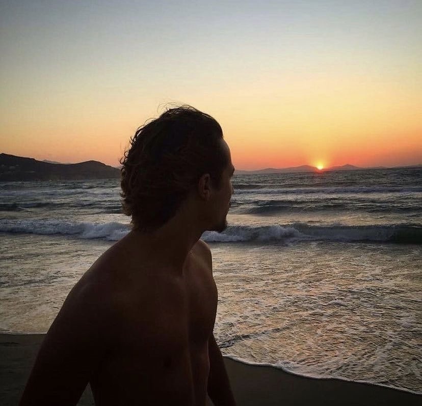 special_nekfeu's tweet photo. C’est l’été, il est temps de reposter cette photo de Nekfeu https://t.co/qpMQM5CJhw
