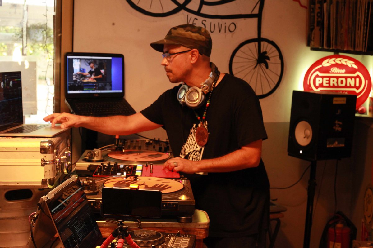 GafetoTv's tweet photo. Un enorme agradecimiento a los compas de @jamattackradio @potradioita @wsw_wufer @hyenablackrob @hiphopcinefest_org por la transmisión en vivo en Radio en @bartali___ Grazie Mille! Pura vida! Special thanks to the brother @robertoaltieri1974 for saving us with the mixer! #roma https://t.co/LhZwV3fLsz