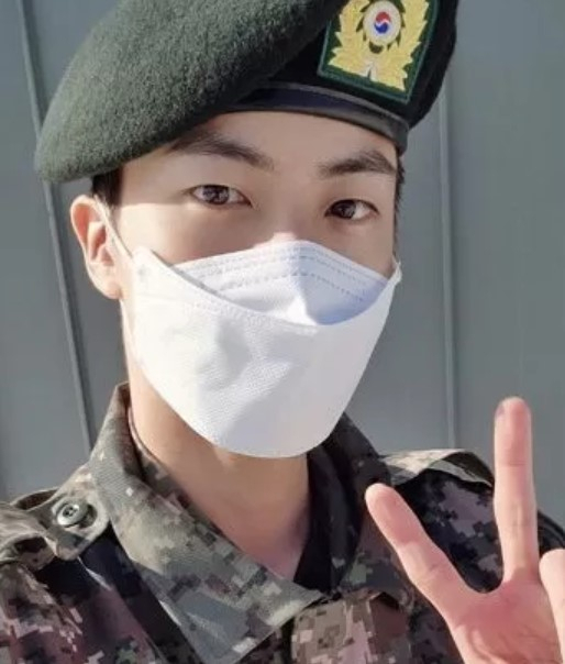 LiryOnni's tweet photo. #Jin fue promovido al siguiente rango dos meses antes de lo programado y se ha convertido en un 'Soldado de élite' 🤩

Es algo bastante difícil de lograr porque debe demostrar excelencia en diversas áreas, incluyendo habilidades físicas, mentales y de combate. https://t.co/q7CsEDSPq8