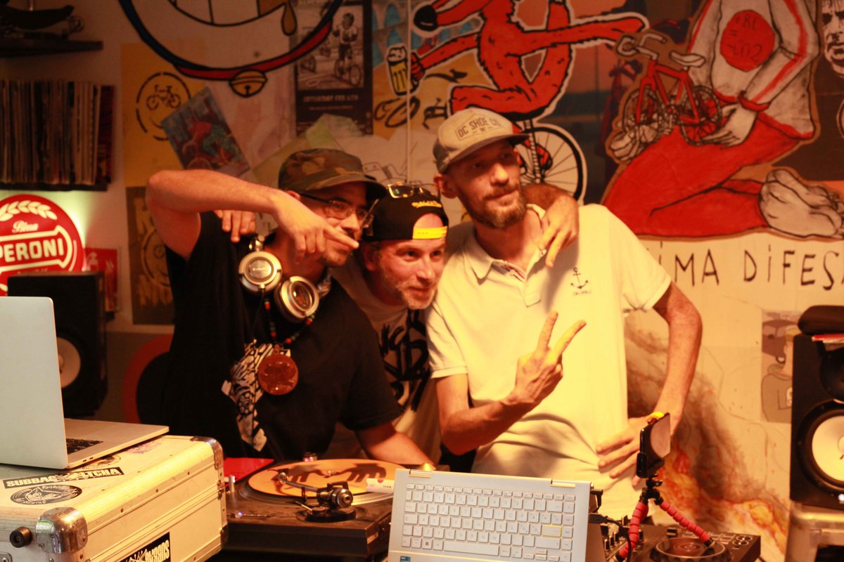 Un enorme agradecimiento a los compas de <a href="/jamattackradio/">JamAttackRadio</a> <a href="/potradioita/">PotradioITA</a> @wsw_wufer @hyenablackrob @hiphopcinefest_org por la transmisión en vivo en Radio en @bartali___ Grazie Mille! Pura vida! Special thanks to the brother @robertoaltieri1974 for saving us with the mixer! #roma