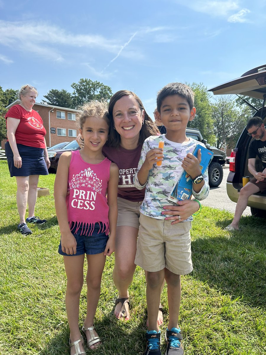 Loved seeing so many familiar faces at the Bookmobile today. One of my favorite events! #FHHighlights 📚☀️#booksandpopsicles