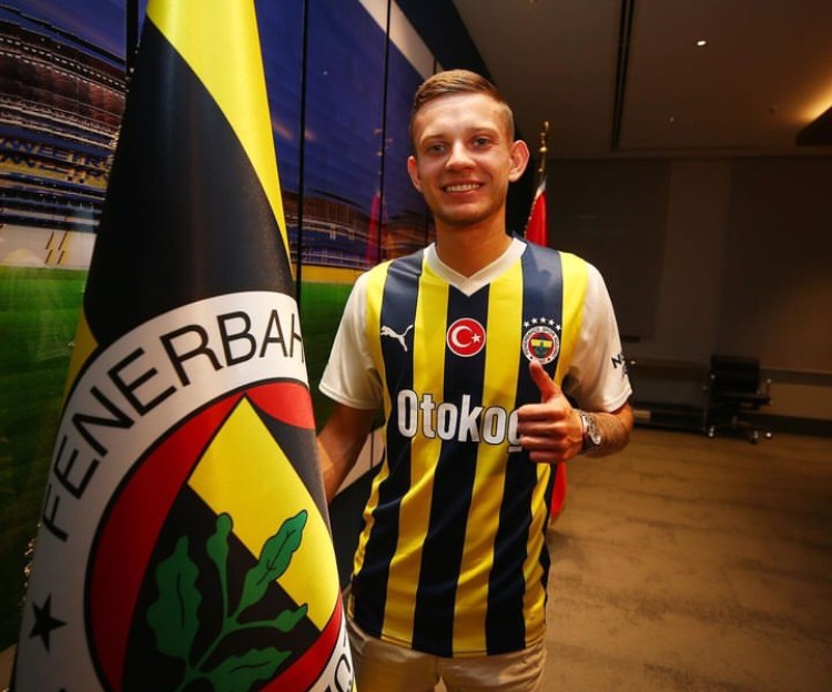 szymanski__17's tweet photo. I am extremely delighted and honoured to have signed for @Fenerbahce 

I hope we will enjoy this time together 💪🏼🤝 https://t.co/YXFf24vpzP