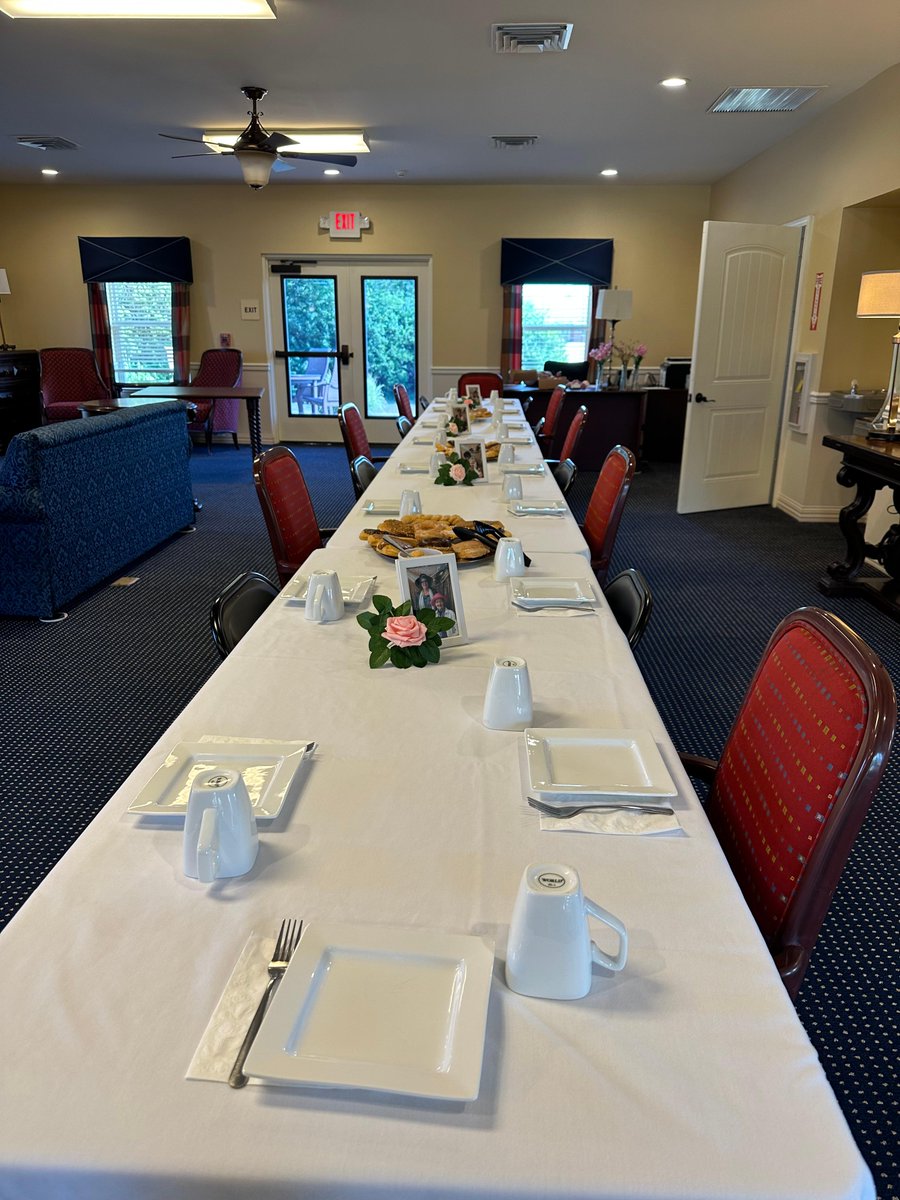SpringhurstHC's tweet image. Our Villa residents were surprised at Donuts and Conversation by having their table decorated with pictures of some of their very own Villa family members. 
These pictures were taken at a Mother's Day Tea in the main campus. 
#TrilogyLivingMakingMemories