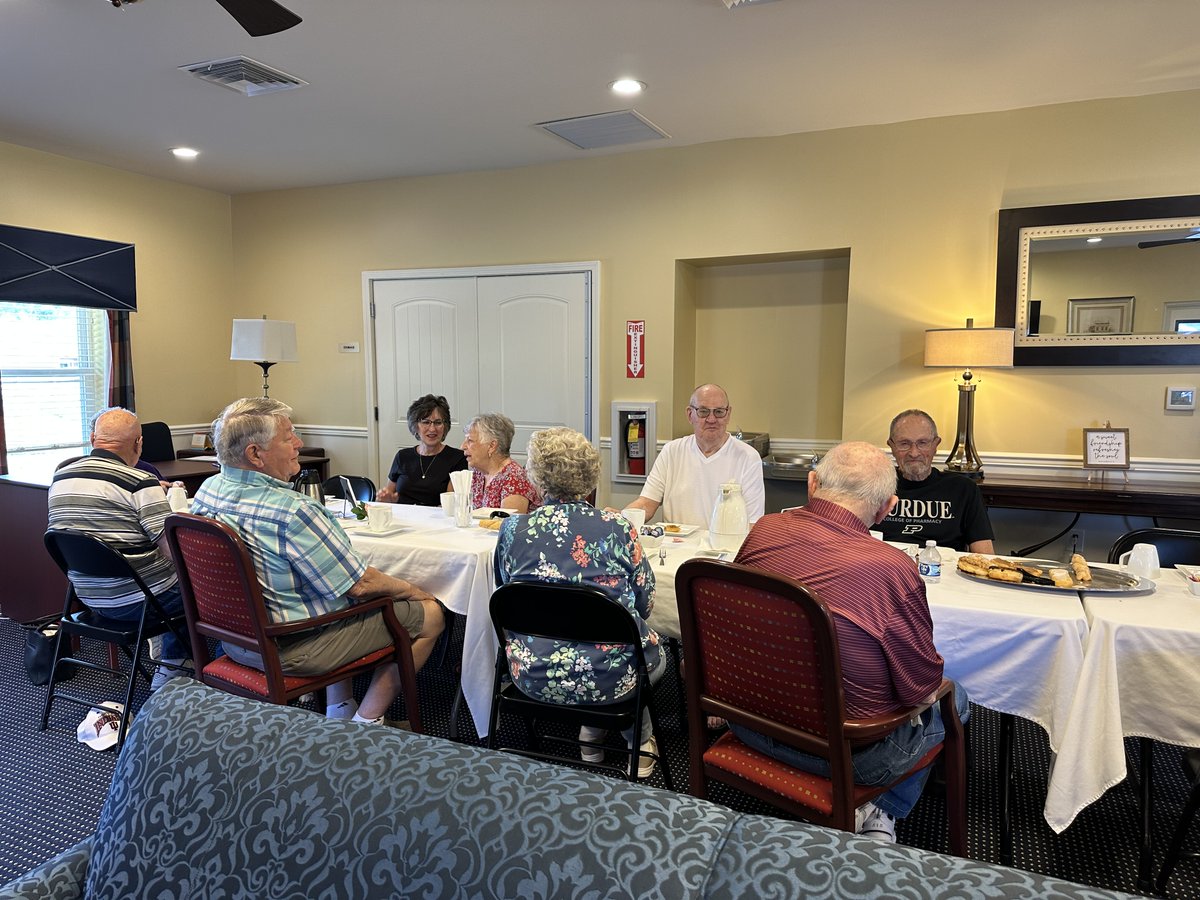 SpringhurstHC's tweet image. Our Villa residents were surprised at Donuts and Conversation by having their table decorated with pictures of some of their very own Villa family members. 
These pictures were taken at a Mother's Day Tea in the main campus. 
#TrilogyLivingMakingMemories