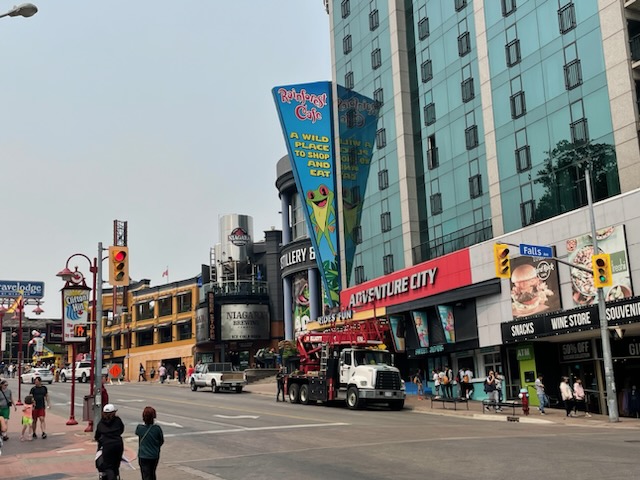 mediaresources's tweet image. Adding some &quot;oomph&quot; is what we live for, and our recent collaboration with @RainForest_Cafe was no exception! Nestled amidst the vibrant hub of Clifton Hill. 

#flexbanner #largeformatprint #rainforestcafe #printedbanners #install #installingbanners #niagarafalls #cliftonhill