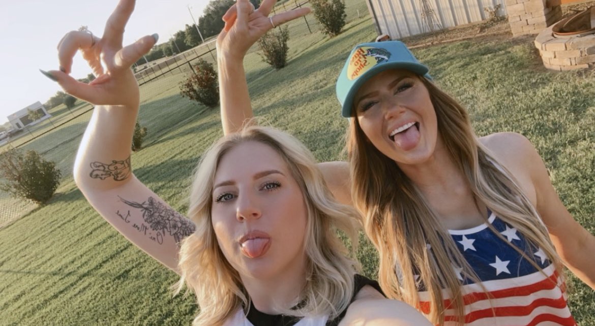 hannnnnnnnnah__'s tweet photo. Haven’t posted anything in a while but this is a MUST! HAPPY 101 (cause I got to beat you posting about it by one day😘) DAYS TIL MY BESTIE AND AUNTIE MOMO GETS MARRIED! Thank you for being a non- stop light in my life for the last 5 years🖤 I love you endlessly😘 @MoMon3y26 https://t.co/dU103QkBLA