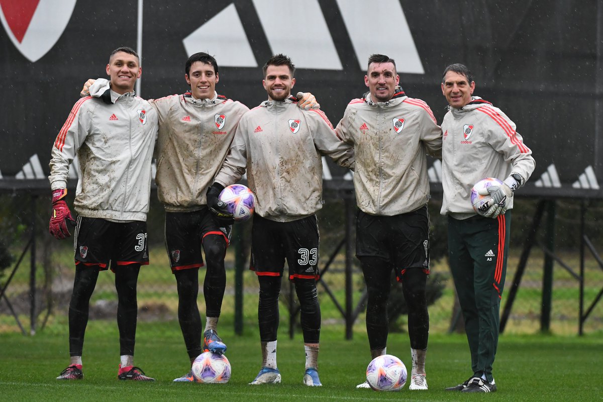 RiverPlate's tweet photo. El muro. 🧱 https://t.co/yjKnRmIQbN