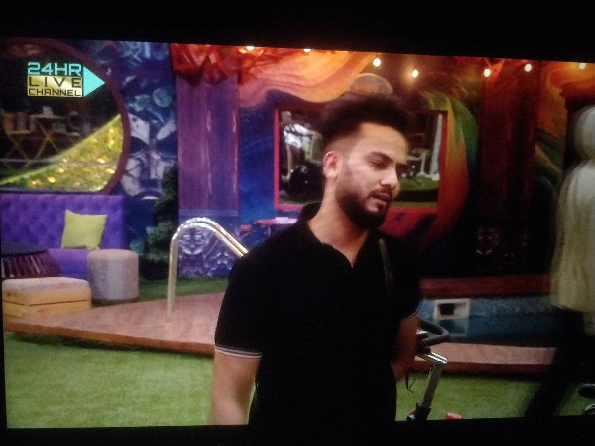 #AvinashSachdev just got grilled by #ElvishYadav. He just told him ki aapne kuch nhi ukhada 27 din m. LOL 

Elvish has been savage to him alot of times now yet, Avinash has not been responding to him back, ha m ha mila rha h. Bol kuch Janta!

#BBOTT2 #BiggBossOTT2 #AbhishekMalhan https://t.co/rhpgz88dHU