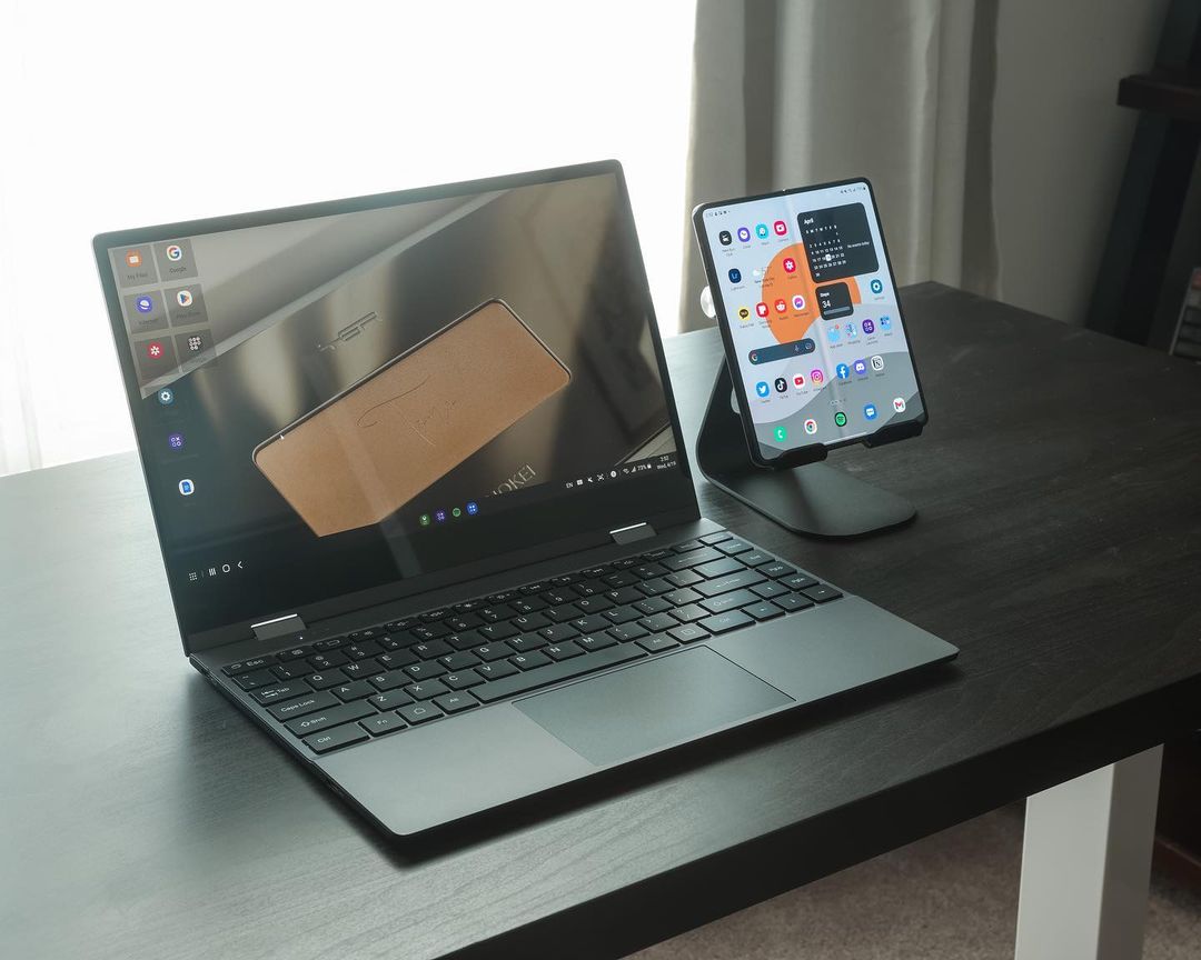UPerfectMonitor's tweet image. Turn your Samsung Phone into a laptop using UPERFECT Lapdock. You can use your phone with a nog screen. Photo captured by sampakpak

#portablemonitor #WFH #portablesetup #wireless #tech #gear #PS4 #onthego #consolegaming #gaming #Pcsetups #pcsetup #pcmasterrace #gamingcommunity