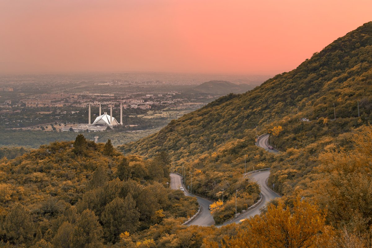 IMFinMENA's tweet photo. The IMF Executive Board approved a $3 billion Stand-By Arrangement for Pakistan 🇵🇰 to help stabilize the economy and guard against shocks, while creating the space for social and development spending to help the Pakistani people: 
https://t.co/0h6JyNhASu https://t.co/1XHItxwMhm