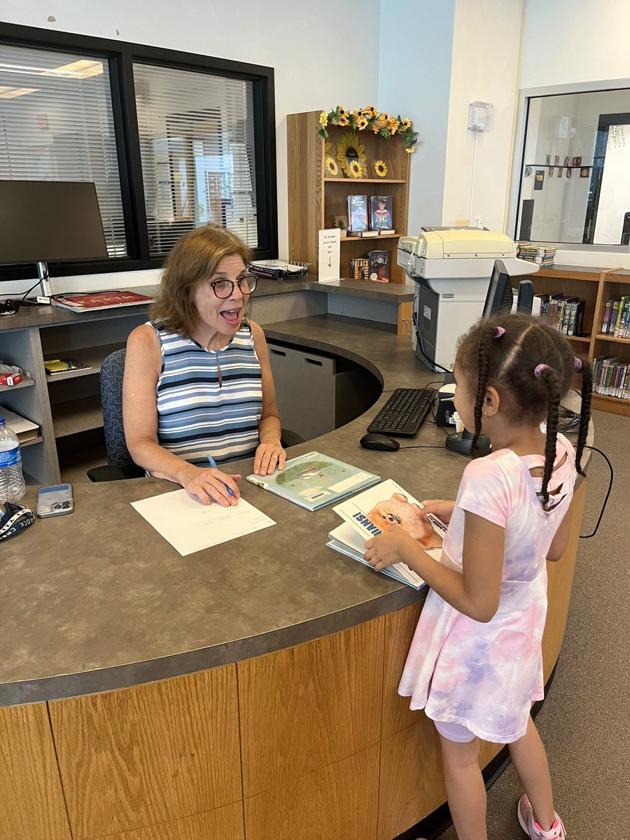 Our summer engagement events kicked off today in our library! It was so great seeing our Eagles checking out books, measuring their bubble gum bubbles, enjoying popsicles, and learning about next year.  Next up -  Play date on Friday at Wheaton Woods Park! @RCVPrincipal <a href="/MCPS/">MCPS</a>