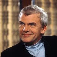 Milan Kundera, reste parmi nous avec cette « Insoutenable Légèreté de l'être », où il écrit la condition humaine à travers une flamboyante histoire d’amour au parfum de liberté et de désinvolture.