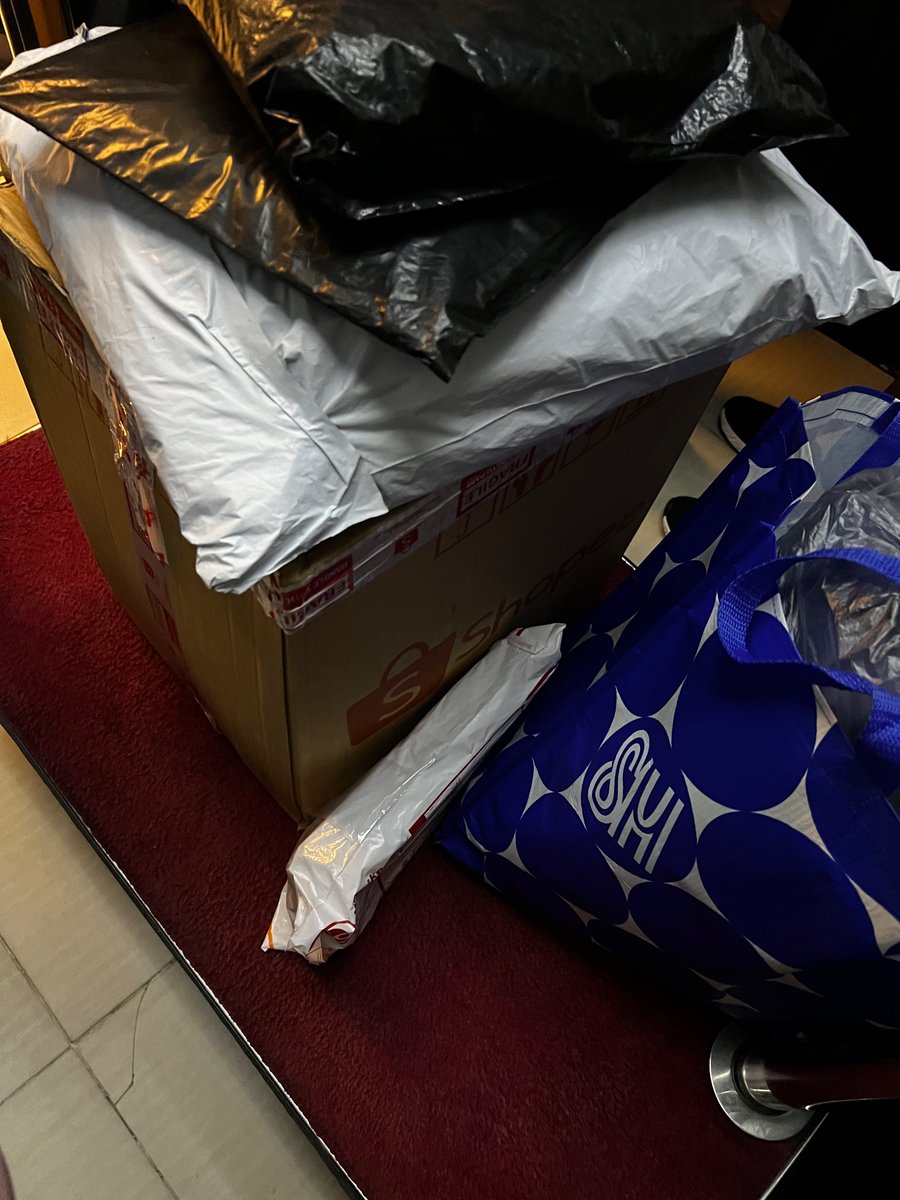 DaiyneCarbon's tweet photo. Went to my mom’s clinic to pick up my package. Packages pala. Laking gulat ko nung binuhat mga packages ko papuntang sasakyan……………… kasi di ko alam ang dami kong chineck out?????? Hahahahaha Salamat shopee https://t.co/5g9WjNTYrs