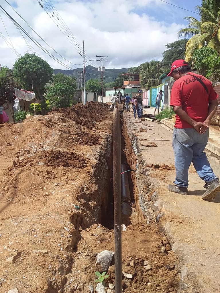En la Comuna Manuelita Saenz continúan los trabajos de sustitución de la tubería de agua servida en la calle Dr. Manzo, sector la Reresa en Villa de Cura.
#1x10DelBuenGobierno #1x10EsEficiencia