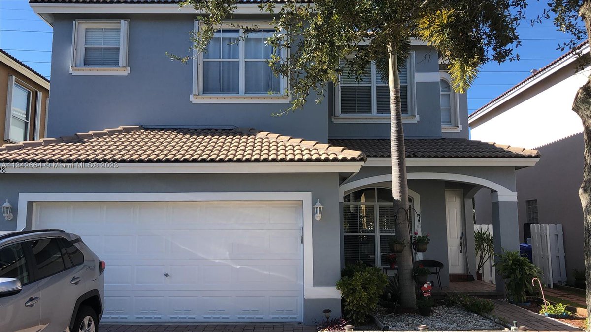 Jenmcsellsre's tweet photo. Ready for a change? This 3 BD/ 3 BA in Hollywood won't be on the market long.  https://t.co/DNkV3zguXj https://t.co/Z8SHAf68ym
