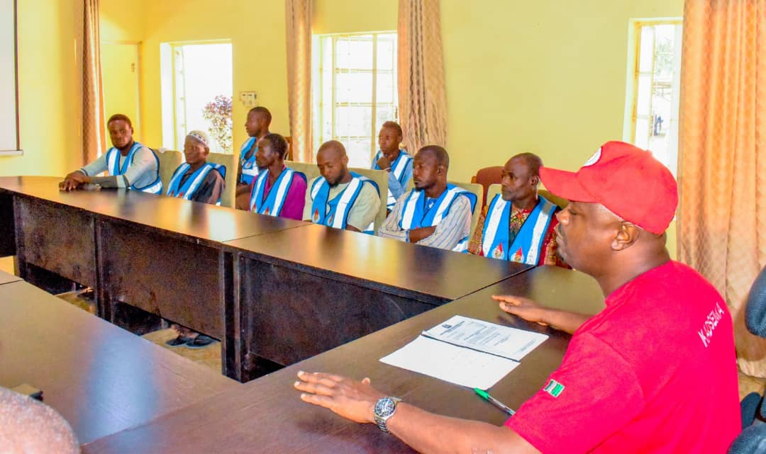 mmukaddas's tweet photo. 3/
Life saving jackets & rain boots were donated to d divers for use by canoe passengers & operators, courtesy #NIWA & #KADSEMA respectively.
On behalf of His Excellency Governor @ubasanius, i thanked them for their continued selfless humanitarian services to d state.
#Flood https://t.co/Rx3yU3DhaE