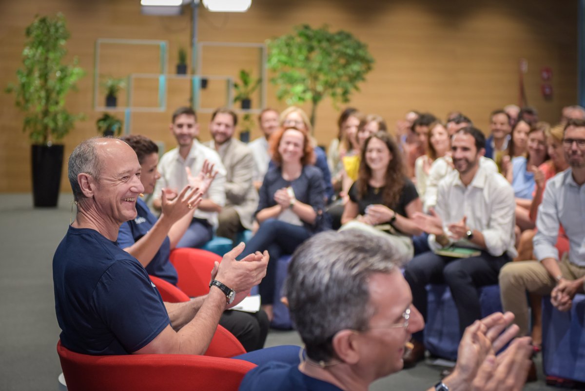 Siemens_Italia's tweet photo. Innovazione e tecnologia, performance, progetti trasformativi, incontri orientati al #customerimpact e un #TeamSiemens ineguagliabile: ecco il cuore della giornata appena trascorsa con il nostro Siemens Global CEO Roland Busch in visita in Italia.

Grazie @BuschRo!

#TechCompany https://t.co/R7wZ6kyRzn