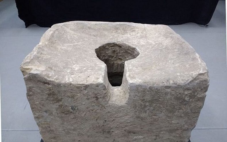 TheRhetorRick's tweet photo. Fun fact: Not only did Josiah destroy pagan temples, but an archaeological find from Lachish dated to the time of Josiah shows that he sometimes turned  pagan altars into public toilets to further humiliate the false gods. https://t.co/mrKXzGOhxM