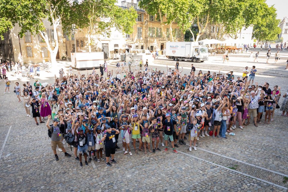 emmanuel_ethis's tweet photo. Une Cour d’honneur 100% EAC à Avignon… 100% d’élèves… https://t.co/RGY4Rxkw61