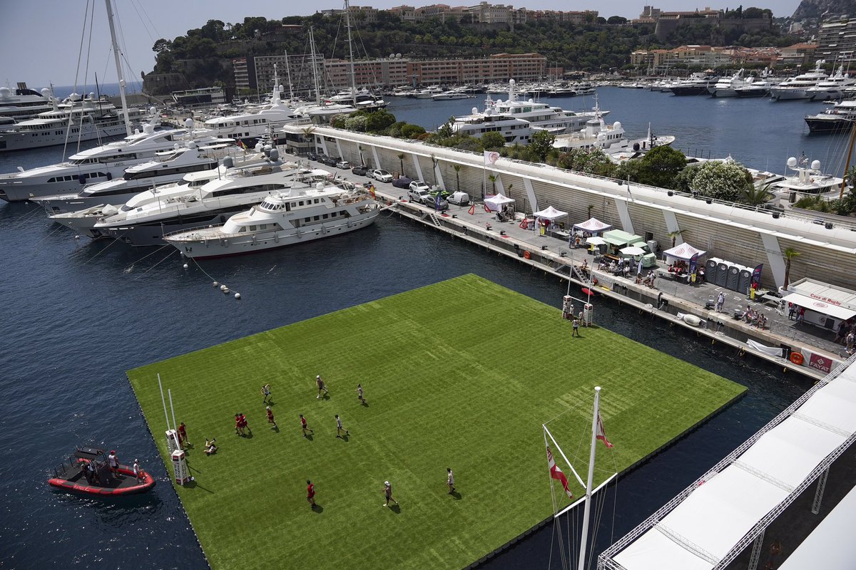 Les #MonacoWaterGames ont démarré aujourd’hui ! Pour celles et ceux qui ne connaissent pas la pratique du ballon oval sur un terrain flottant, c’est le moment de la découvrir 🏈🌊 À ce soir dans notre JT 🔜 ©️ Direction de la Communication / Manuel Vitali