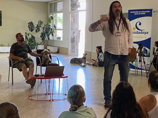 FUNDADEPS's tweet photo. @EC_es Seguimos esta tarde en PAJEPS 2023 con una visita muy especial! En el módulo sobre Intervenciones Asistidas con Animales contamos con Israel González @IAA_URJC y Javier Vallejos @AnimalnatureEs y🐶 Bob, Cumbia, Lufi, Han https://t.co/HirZvZZmh0