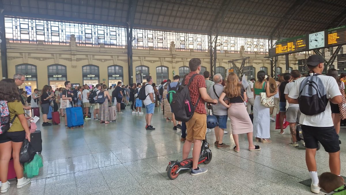 danisauco's tweet photo. @CercaniasVLC Pues va a ser que harán falta varios trenes para reubicar a tantos usuari@s... https://t.co/4RudB5fJPe
