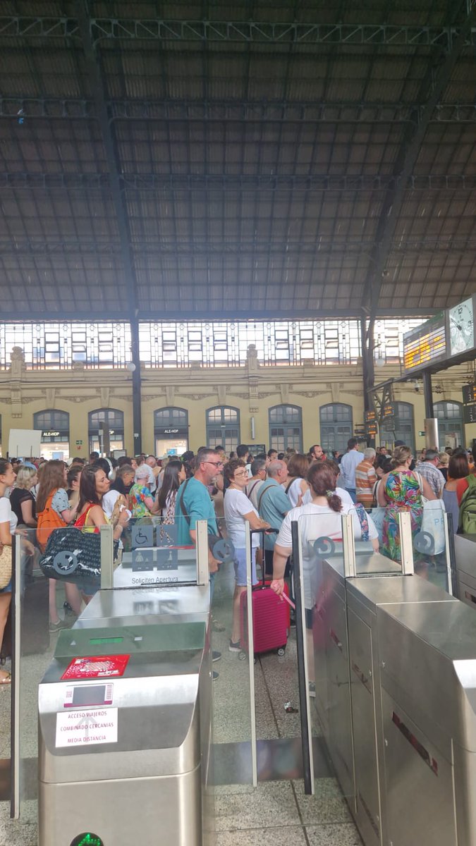 danisauco's tweet photo. @CercaniasVLC Pues va a ser que harán falta varios trenes para reubicar a tantos usuari@s... https://t.co/4RudB5fJPe
