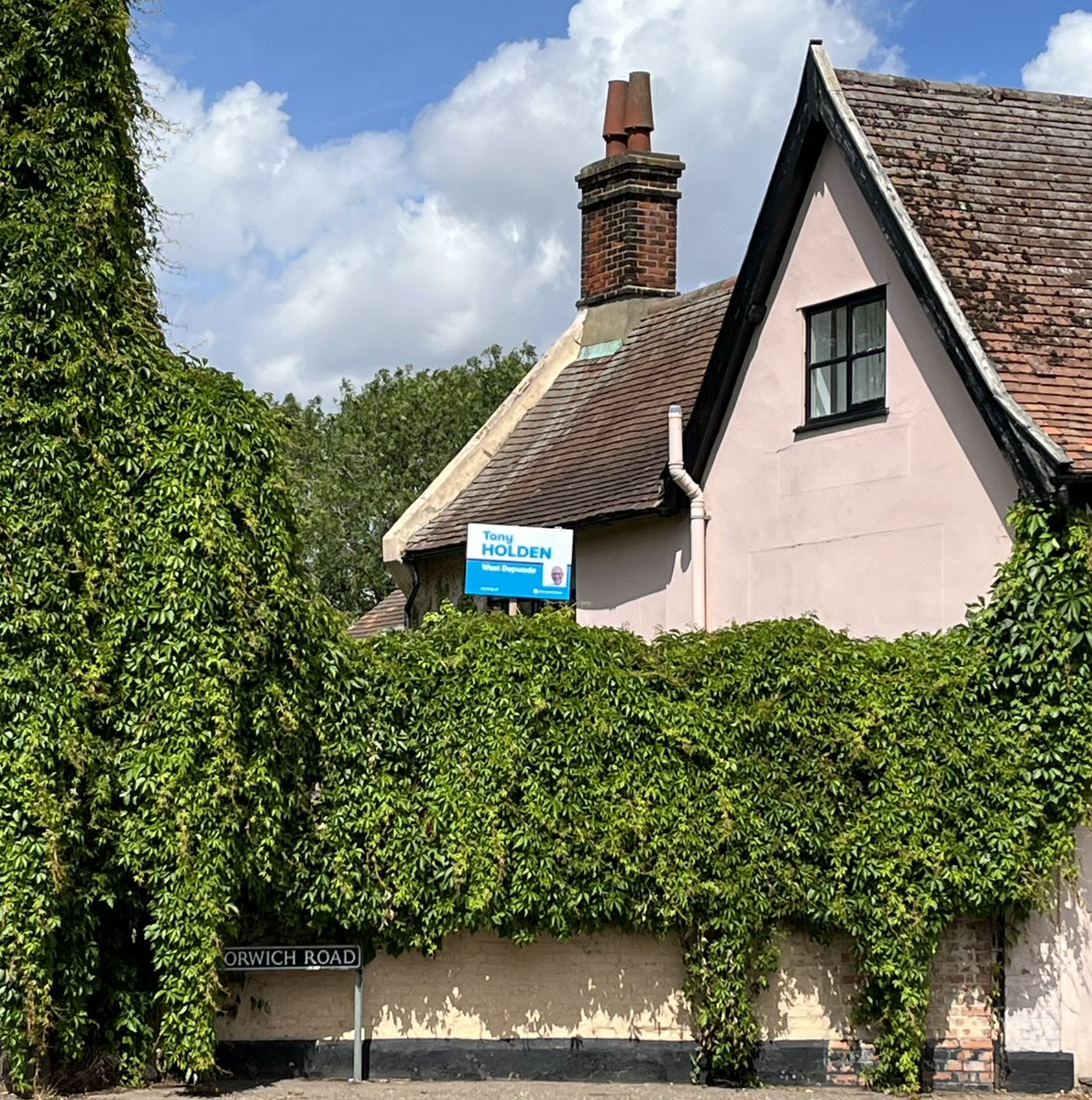RuthBetson's tweet photo. Enjoying a cold drink at #TheBurstonCrown after a morning of campaigning in #Dickleburgh for @Tonyholden9 

🗳️Vote @Conservatives tomorrow in the @NorfolkCC by-election for #WestDepwade 💙

@JoelRCharles @PoppySimister https://t.co/lLZe5Pwqzg
