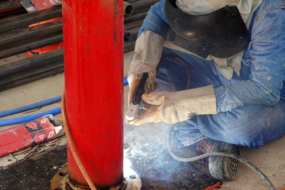 SITEXCorp's tweet photo. Keep your employees safe and secure on the job with flame-resistant apparel from SITEX! Read our #blog to find out how our #UniformProgram will maximize safety at your facility. https://t.co/guSTYXdAjg https://t.co/aWtB1843t0