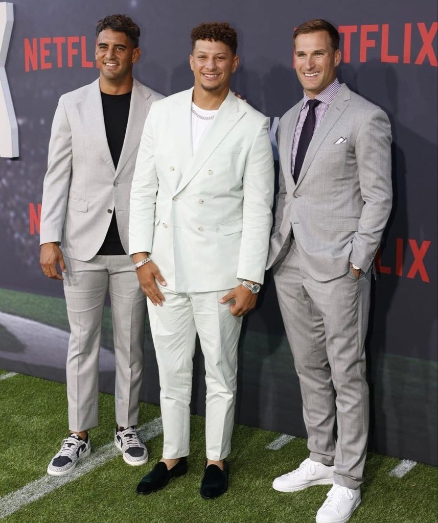 Kirk Cousins, Pat Mahomes y Carlos Vela en el estreno de la serie Quarterback de Netflix.