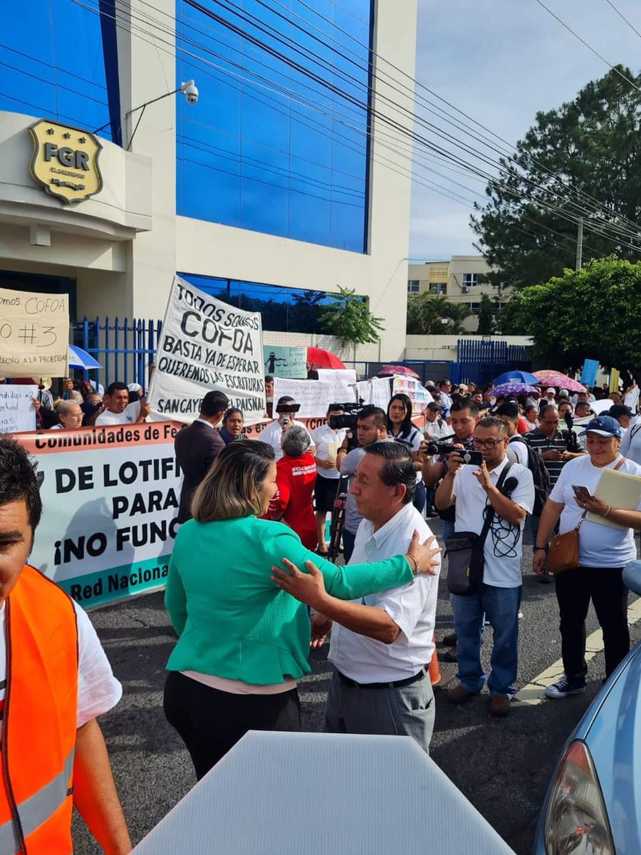DipRosyromero's tweet photo. Ya estoy en @FGR_SV acompañando a los hermanos de @COFOA_FIA exigiendo y luchando por sus derechos, no es Justo que estas familias que por años han pagado sus lotes y parcelas, no tengan seguridad jurídica de donde habitan

#MujerDeTerritorio
#MujerValiente
#MiCompromisoEsContigo https://t.co/fBVaYzXy9J