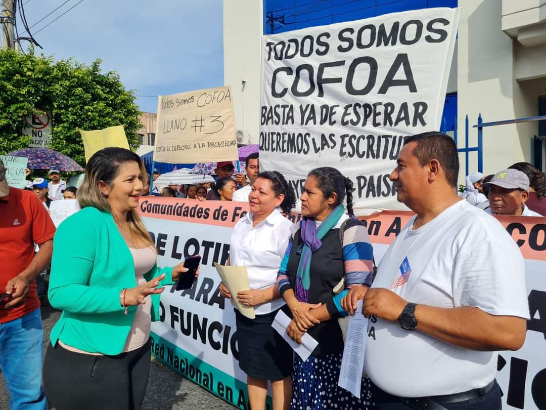DipRosyromero's tweet photo. Ya estoy en @FGR_SV acompañando a los hermanos de @COFOA_FIA exigiendo y luchando por sus derechos, no es Justo que estas familias que por años han pagado sus lotes y parcelas, no tengan seguridad jurídica de donde habitan

#MujerDeTerritorio
#MujerValiente
#MiCompromisoEsContigo https://t.co/fBVaYzXy9J