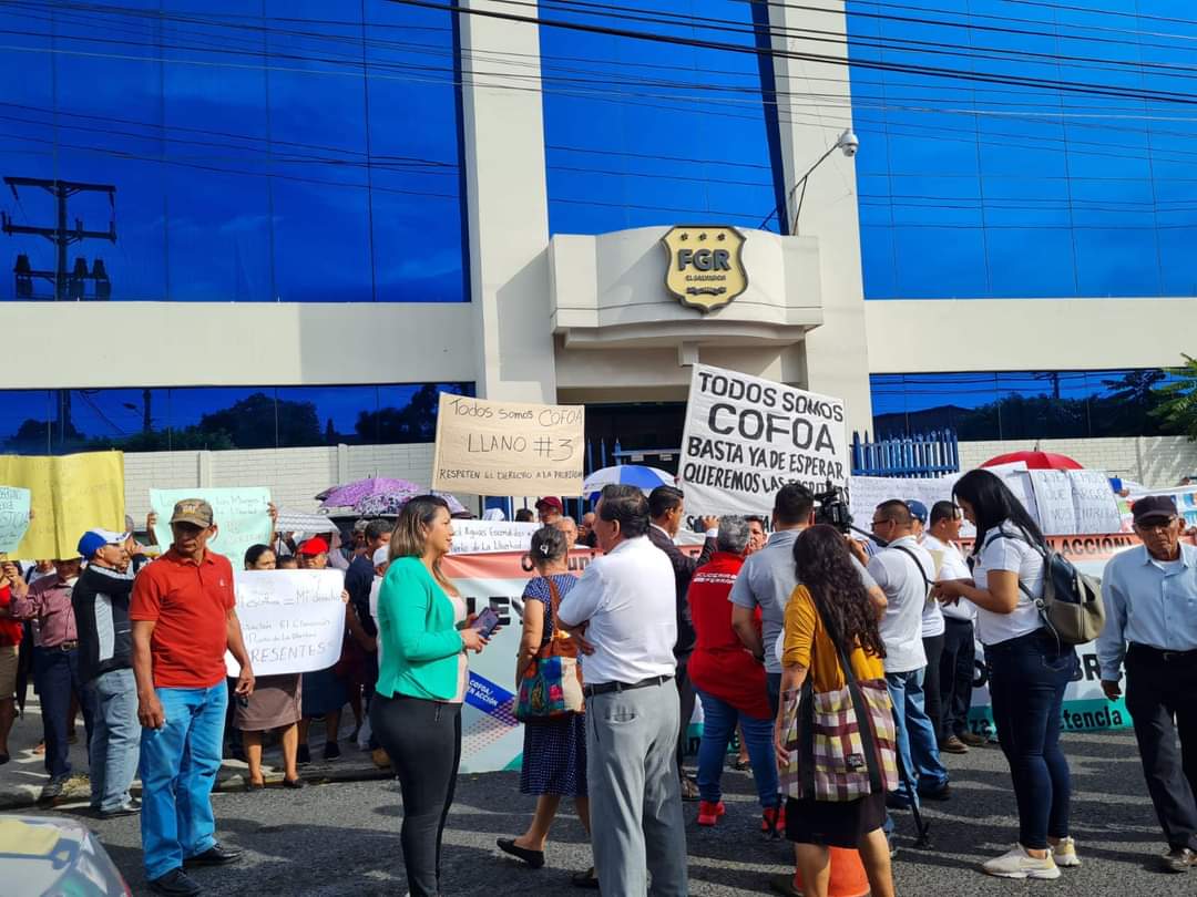 DipRosyromero's tweet photo. Ya estoy en @FGR_SV acompañando a los hermanos de @COFOA_FIA exigiendo y luchando por sus derechos, no es Justo que estas familias que por años han pagado sus lotes y parcelas, no tengan seguridad jurídica de donde habitan

#MujerDeTerritorio
#MujerValiente
#MiCompromisoEsContigo https://t.co/fBVaYzXy9J