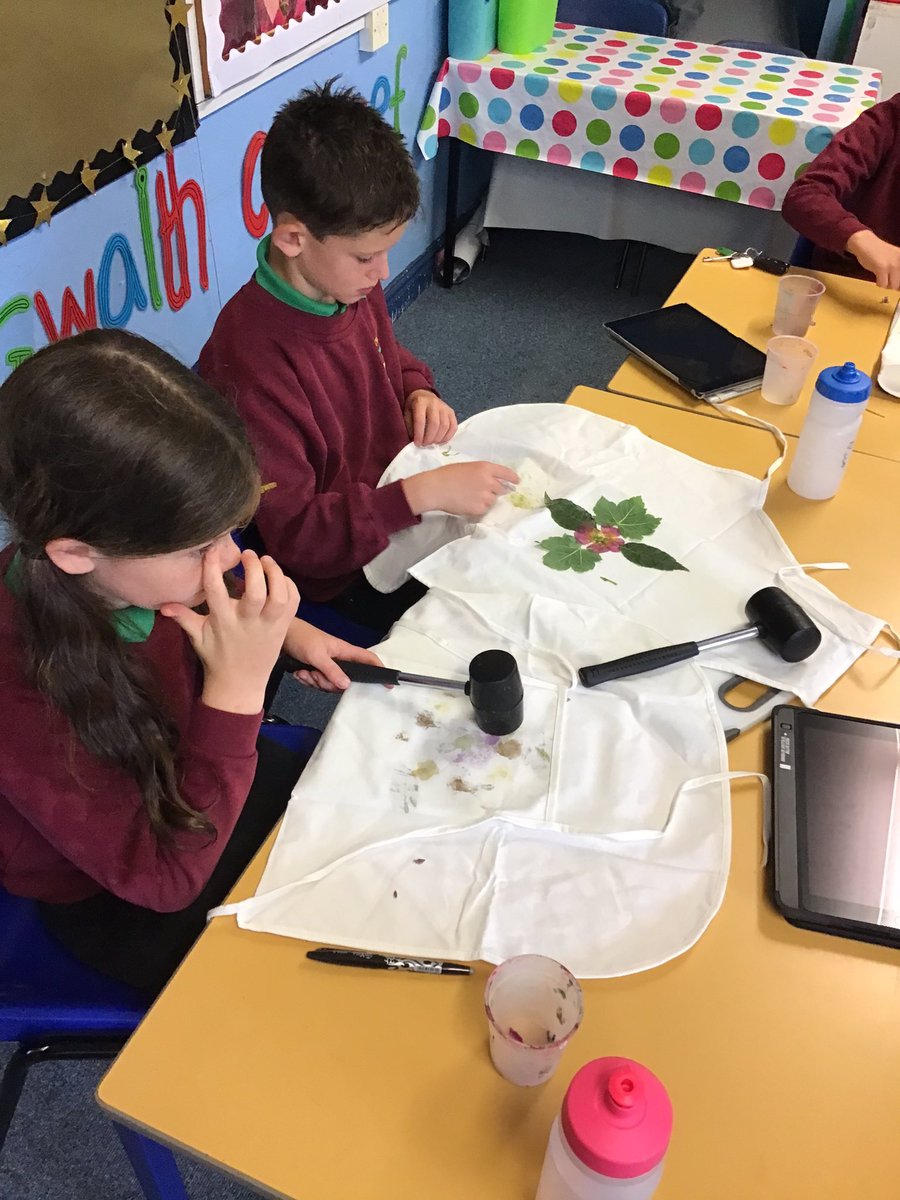 Wedi clywed am Hapa Zome? Dull o argraffu gyda 🍀🌸 ydyw a dyma luniau o waith gwych 🤩 y plant yn defnyddio’r broses <a href="/_OLW_/">DysguAwyrAgoredCymru/OutdoorLearningWales</a> <a href="/LlyfrauCymru/">Cyngor Llyfrau Cymru</a> @CydagCynradd #naturiol #naturareiorau #geiriaudiflanedig