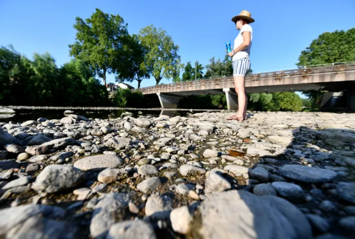 Sécheresse : la Corrèze en vigilance, des restrictions redoutées "dans les prochaines semaines".
lamontagne.fr/brive-la-gaill…