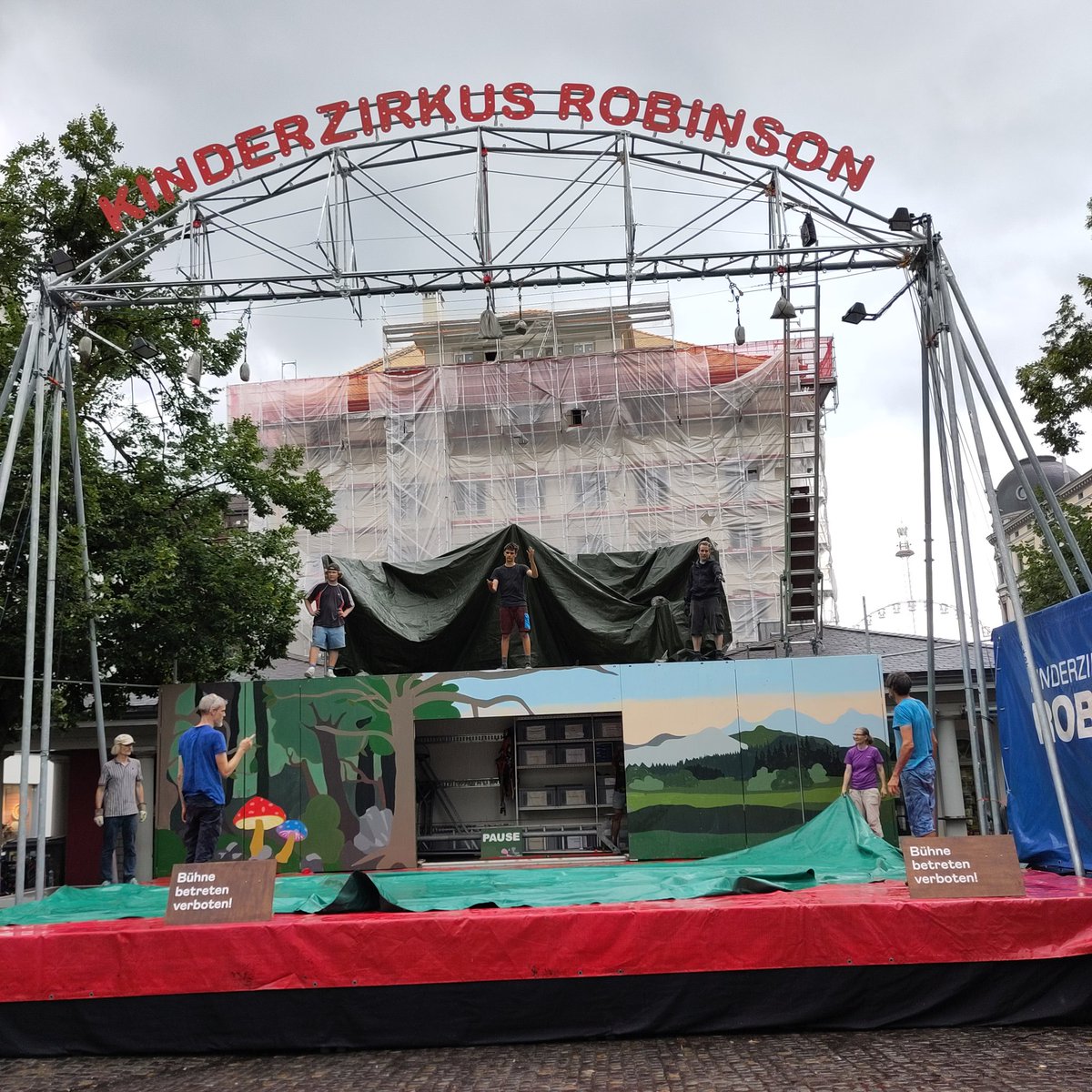 schreibgarten's tweet photo. Die Frage stellt sich mir natürlich immer noch, unabhängig vom Kontext und den Likes von gestern. #Twitterlove #Metadata #Schleichwerbung #Hechtplatz #Theater #Zureich #Adhs #Filterproblem @kulturweider @srfkultur @srfdeville #clowns #Interaktion #Fassadentouri 👌🫠🤿#print https://t.co/DwQSoTiK5k