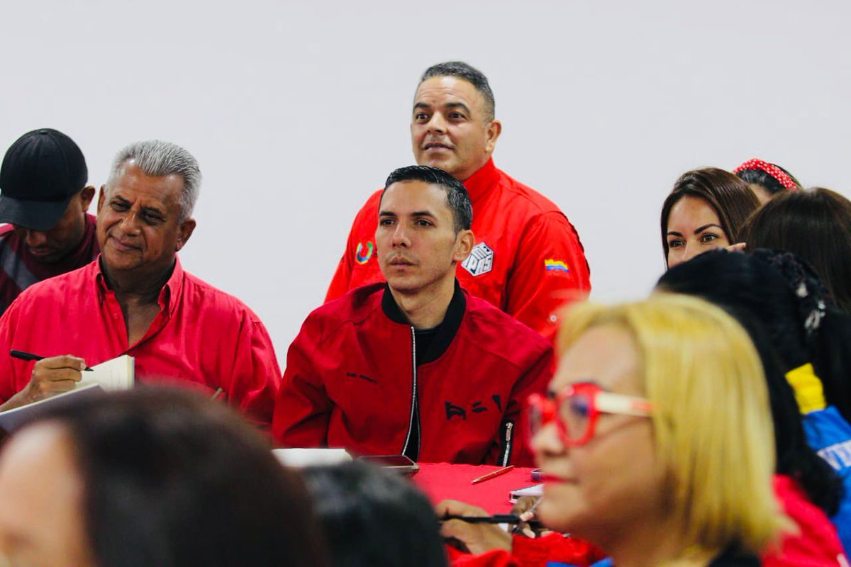 Aragua 🚩

Reunión del Equipo Político del <a href="/PsuvAragua_ofic/">PartidoPSUVAragua</a> conjunta con alcaldes y alcaldesas, la Vicepresidenta de Asuntos Regionales y Municipales, Almiranta Carmen Meléndez y nuestra hermana, Yelitze Santaella, Vicepresidenta de Finanzas del PSUV 🚩

<a href="/NicolasMaduro/">Nicolás Maduro</a>
<a href="/dcabellor/">Diosdado Cabello R</a>