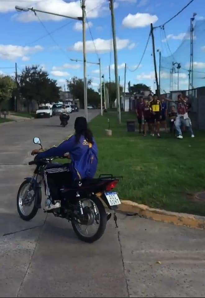 GraciasTevez's tweet photo. 🚨ÚLTIMO MOMENTO🚨 
Primeras imágenes de Cavani llegando a la Boca https://t.co/sOyCHnswEe