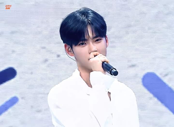 Bang06Sung13's tweet photo. ငါ့ဘဝရဲ့ ကံကောင်းမှုတွေထဲကတစ်ခုက Sung Hanbin ဆိုတဲ့ ကောင်လေးကို တွေ့မြင်ခွင့်ရခဲ့ပြီး သဘောကျမိခဲ့တာပဲ။ Vocal,Dance,Visual အပြင် Manner နဲ့ Leadership ပါ 
ကောင်း��ွန်းနေတာကြီးက ဘုရားသခင်က ဘက်လိုက်လွန်းတယ်မဟုတ်ဘူးလားလို့တောင်တွေးမိတယ်

WE LOVE YOU SUNG HANBIN
#우리햄냥이를자랑합니다 https://t.co/EitcQk0Rbk