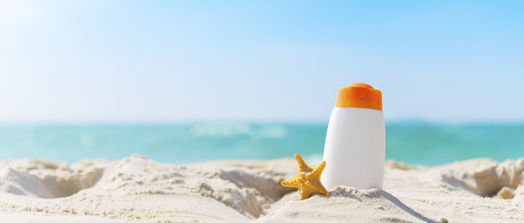 60millions's tweet image. Bientôt la fin de l’#octocrylène dans les crèmes #solaires ? @APEnvironnement et @WECF_FR avaient demandé l&apos;interdiction de ce filtre UV suspecté nocif pour l’environnement et la santé en 2020. Aujourd&apos;hui c&apos;est l&apos; @Anses_fr qui monte au créneau.
👉 pulse.ly/430tpyigm5